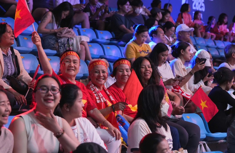 Khan gia co mat tai nha thi dau co vu cho tuyen bong chuyen nu Viet Nam. Anh: VFV
