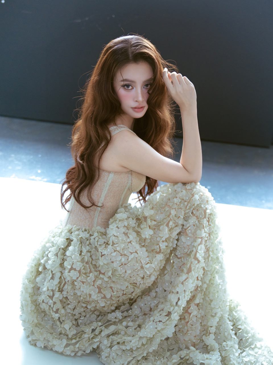 Tu co gai 18 tuoi lan dau buoc len ngoi vi cao nhat, nay nang hau da tro thanh guong mat tieu bieu cua showbiz Viet.