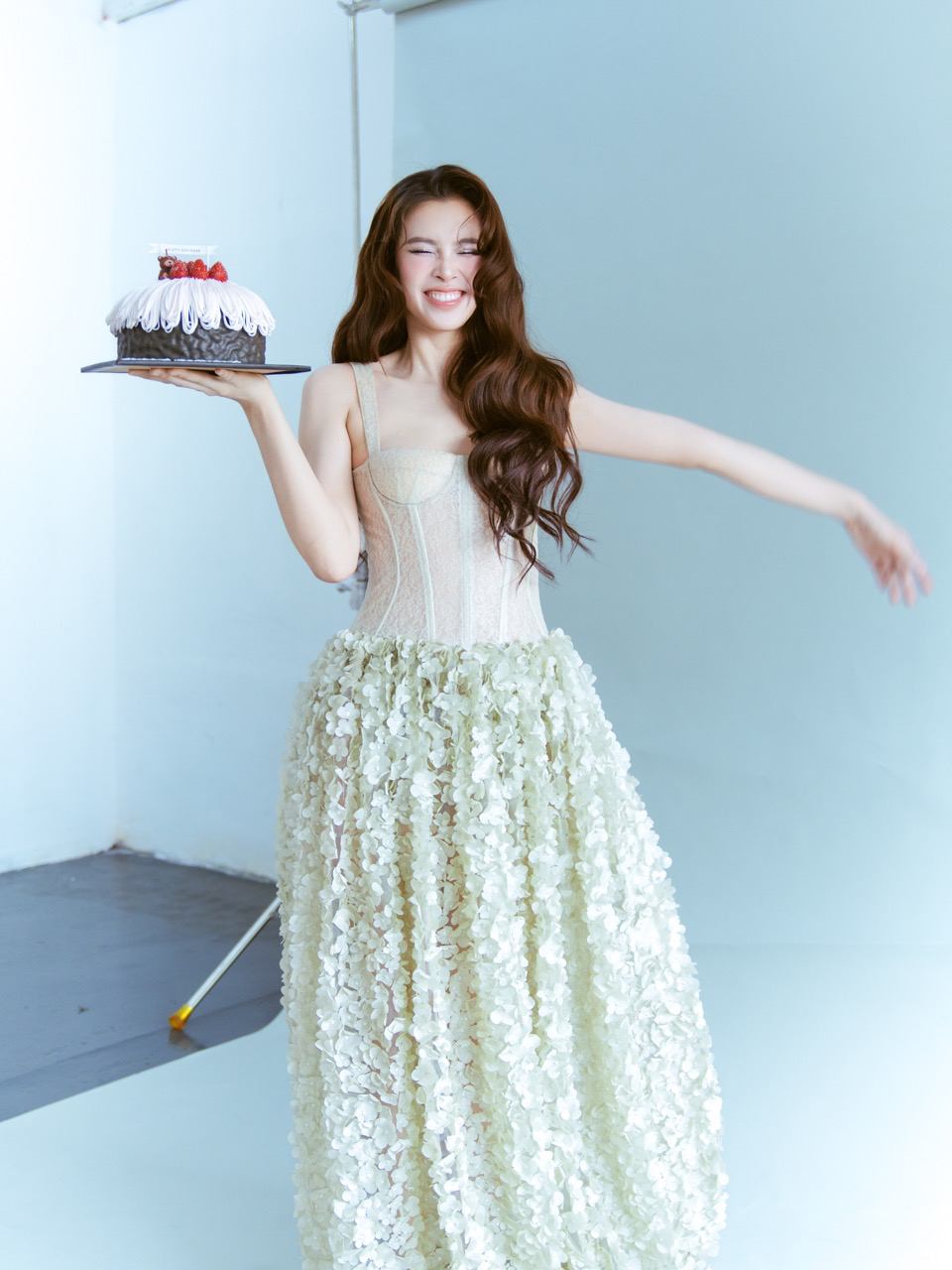 Trong vai tro nghe si, Tieu Vy tung gay chu y khi dai dien Viet Nam tham du Miss World 2018 va lot Top 30 chung cuoc.