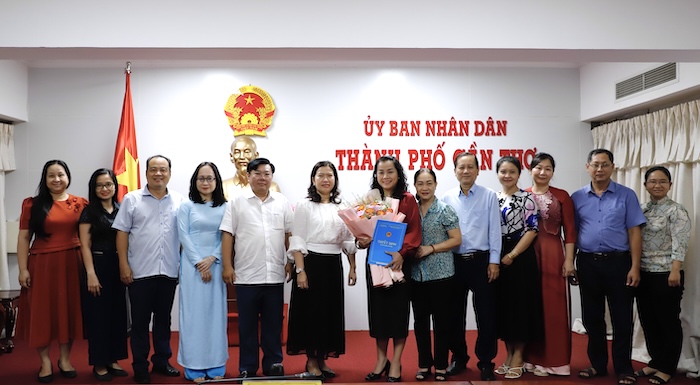 Lanh dao TP Can Tho chup anh luu niem cung tap the So Ngoai vu thanh pho. Anh: Hong Van.