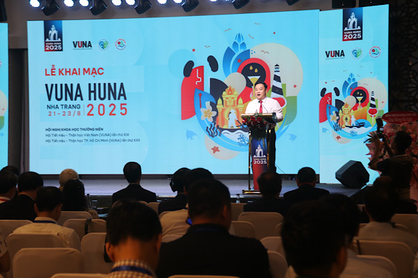Lanh dao So Y te Khanh Hoa chao mung cac y bac si tren ca nuoc ve du hoi nghi. Anh: Phuong Linh