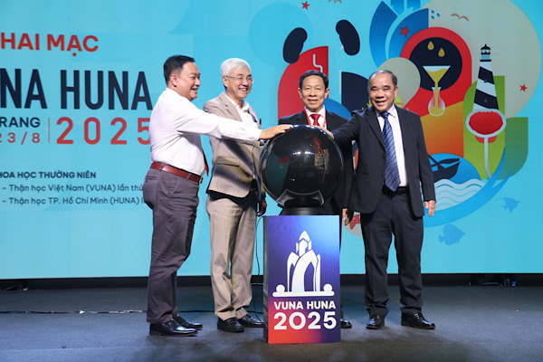 Delegates performed the opening ceremony of the national scientific conference on urology and kidney medicine. Photo: Phuong Linh