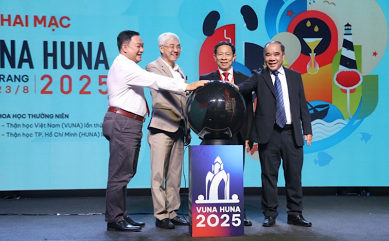 Delegates performed the opening ceremony of the national scientific conference on urology and kidney medicine. Photo: Phuong Linh