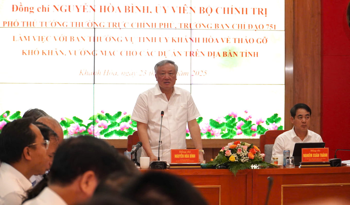 Permanent Deputy Prime Minister Nguyen Hoa Binh directed to remove obstacles for projects invested by enterprises. Photo: Huu Long