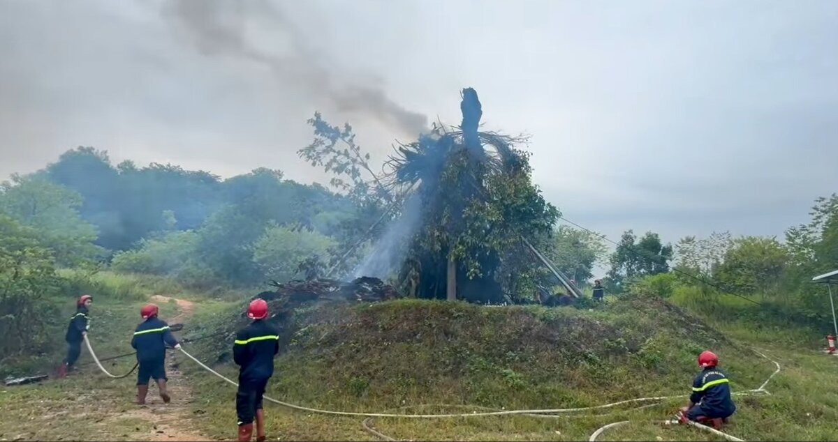 The banyan tree on Thien But mountain, Quang Ngai province suddenly caught fire fiercely on the first day of the 7th lunar month. Photo: Thien Hau
