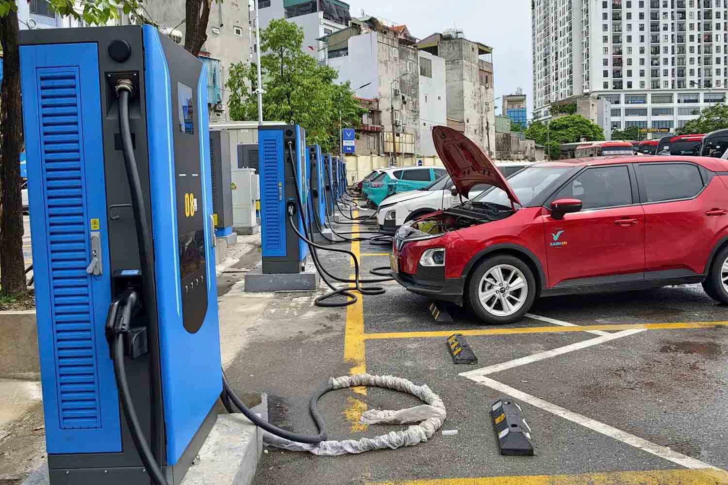 Bus stations in Hanoi are speeding up the installation of electric car charging stations. Photo: Pham Van