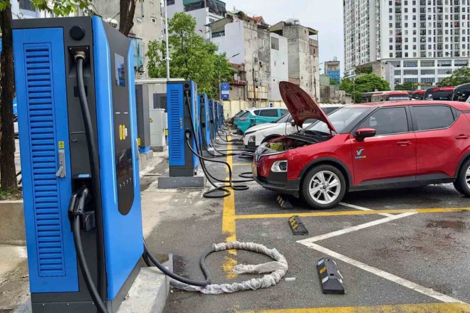 Đẩy nhanh tiến độ lắp đặt trạm sạc xe điện tại các bến xe ở Hà Nội