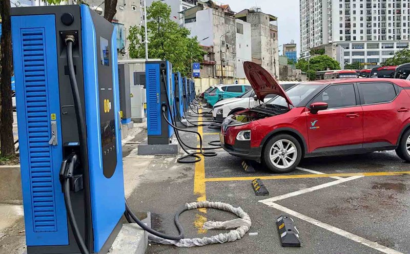 Bus stations in Hanoi are speeding up the installation of electric car charging stations. Photo: Pham Van