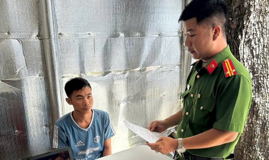 Chì đã lấy một đoạn tuýp sắt nhọn đến quán cà phê và bất ngờ lao vào đâm ông T rồi bỏ chạy. Ảnh: Công an cung cấp