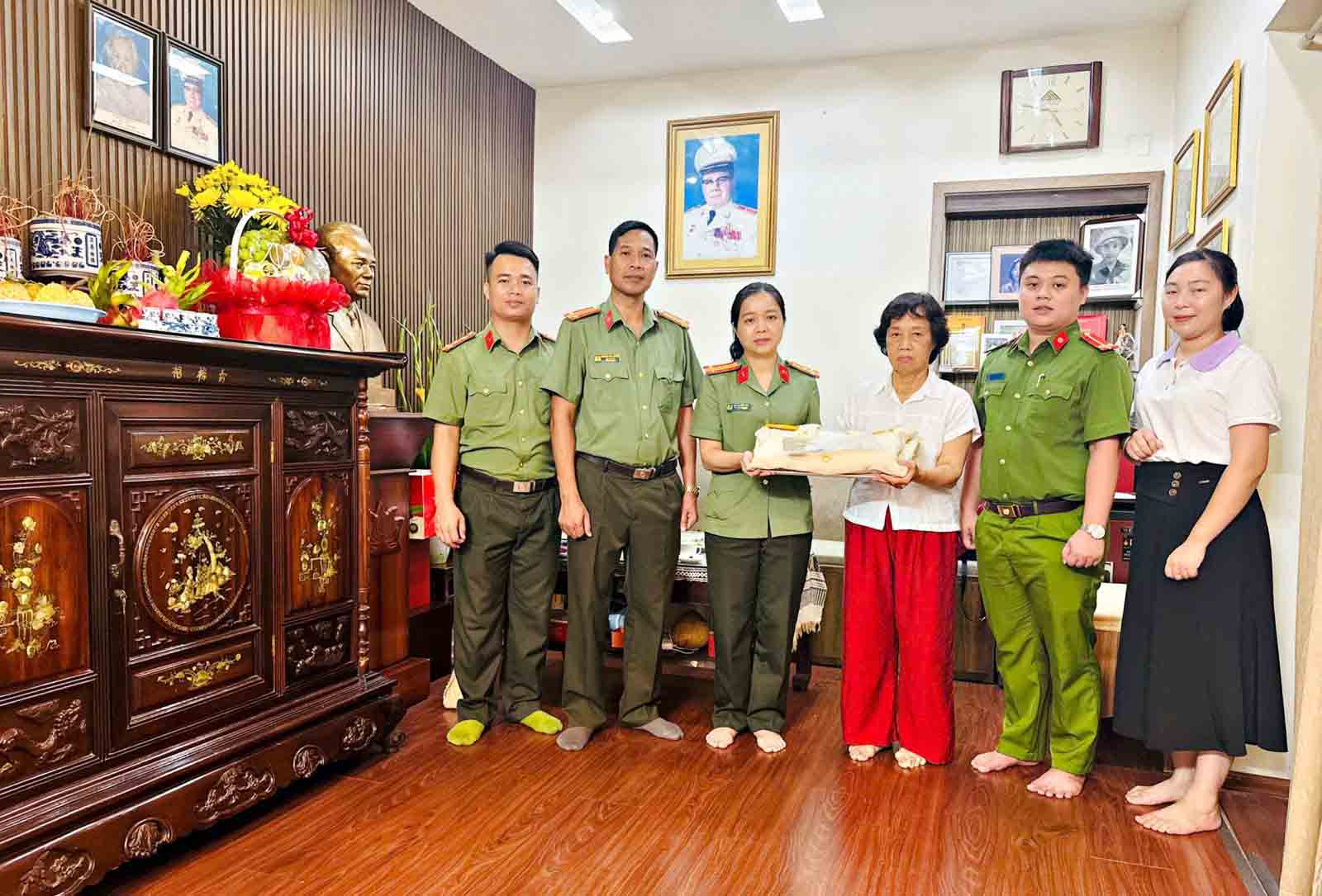 Bac Ninh Provincial Police received souvenirs and documents related to the work and activities of comrade Hoang Mai. Photo: Bac Ninh Police
