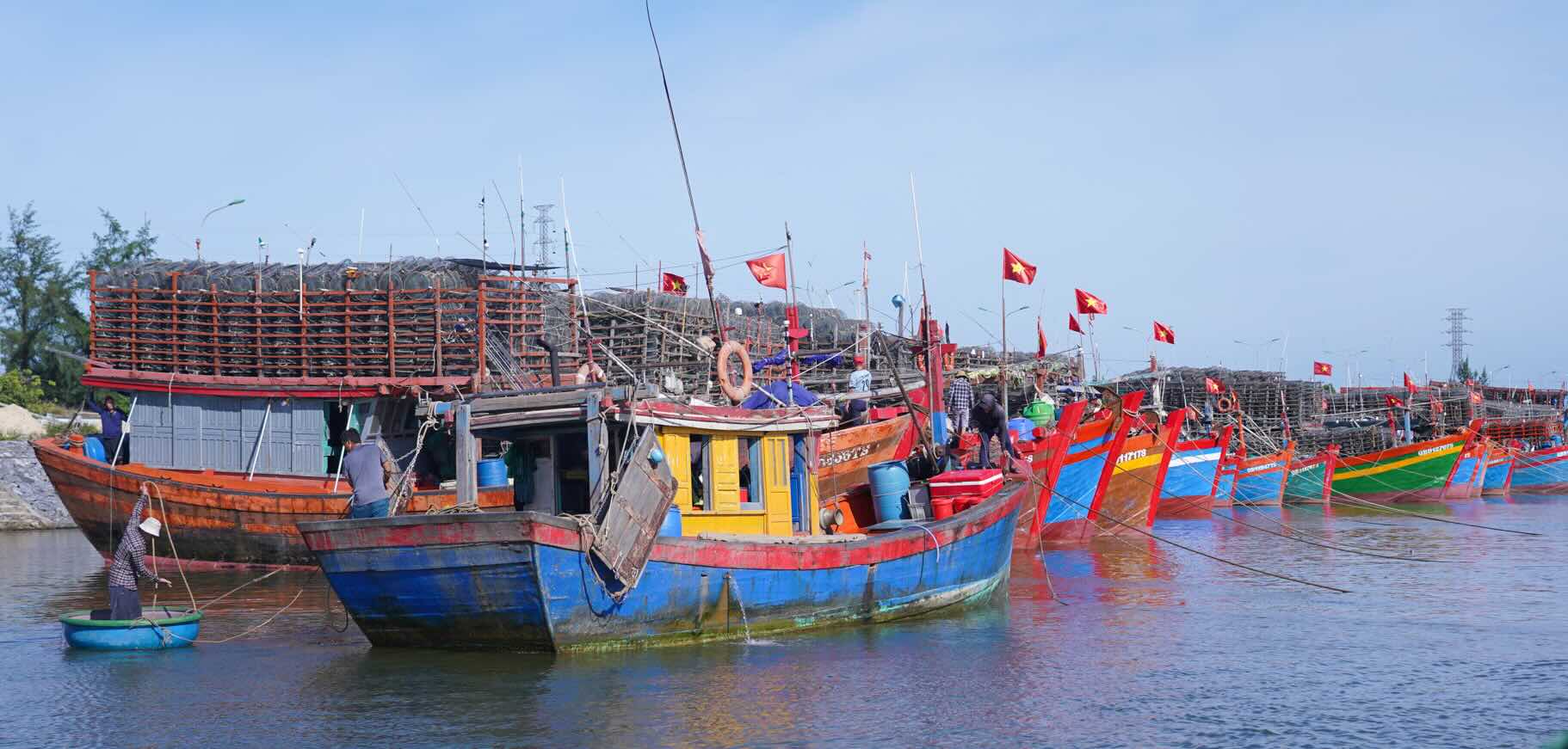 People bring boats to Cua Phu fishing port to avoid storm No. 5. Photo: Cong Sang