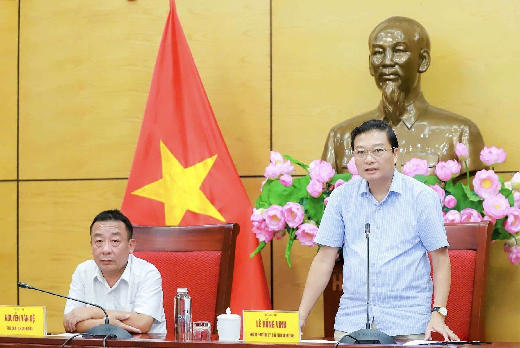 Mr. Le Hong Vinh - Chairman of the Provincial People's Committee, Head of the Steering Committee for Natural Disaster Prevention - Search and Rescue and Civil Defense of Nghe An province chaired an urgent meeting with departments, branches and 130 communes and wards to deploy response measures to storm No. 5. Photo: Ngoc Anh