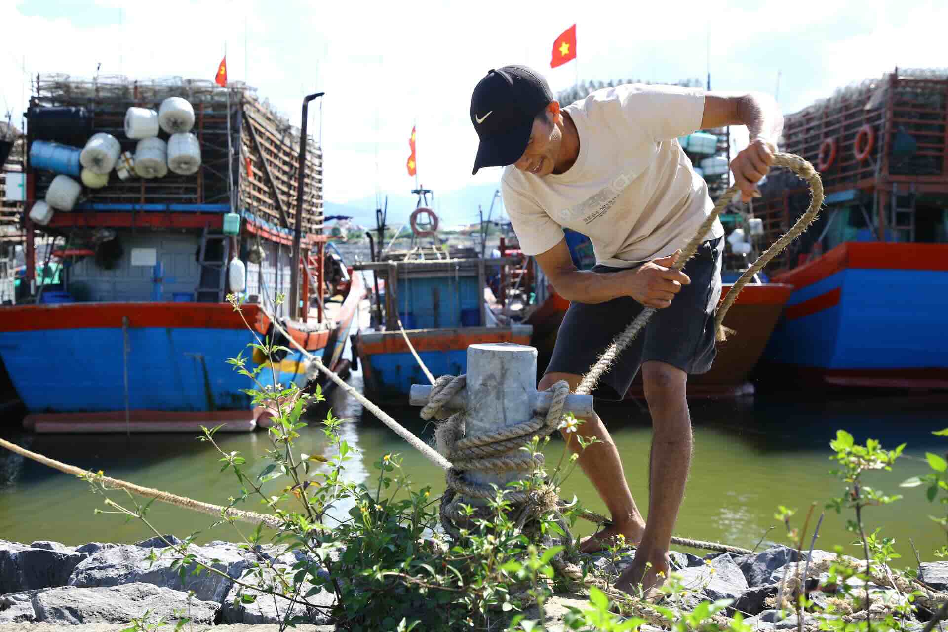 Fishermen tie their boats to cope with storm No. 5. Photo: Cong Sang