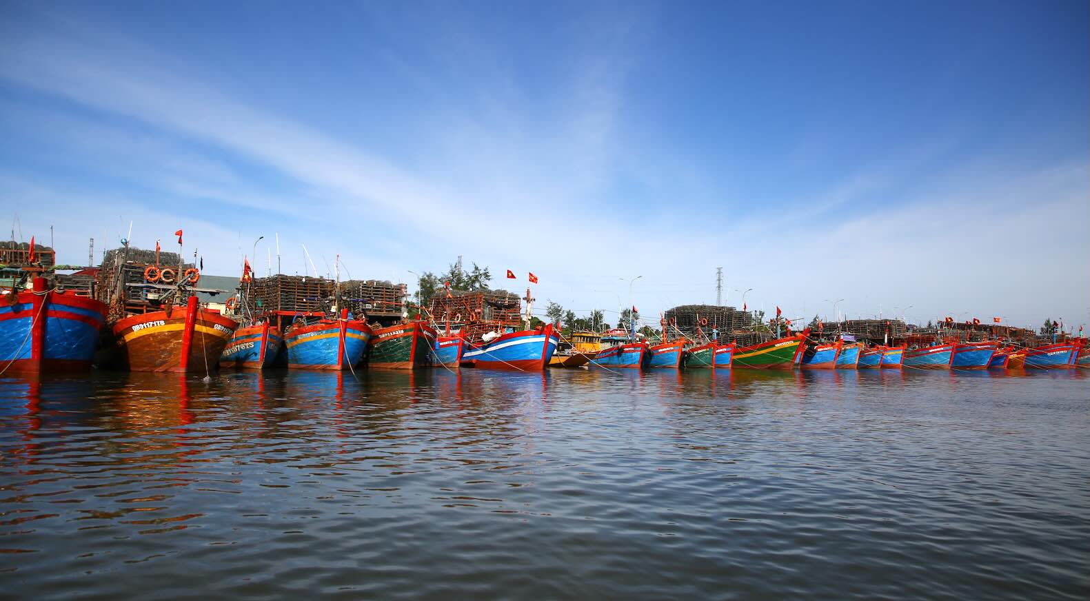 Tau thuyen vao neo dau tai au thuyen Cua Phu. Anh: Cong Sang