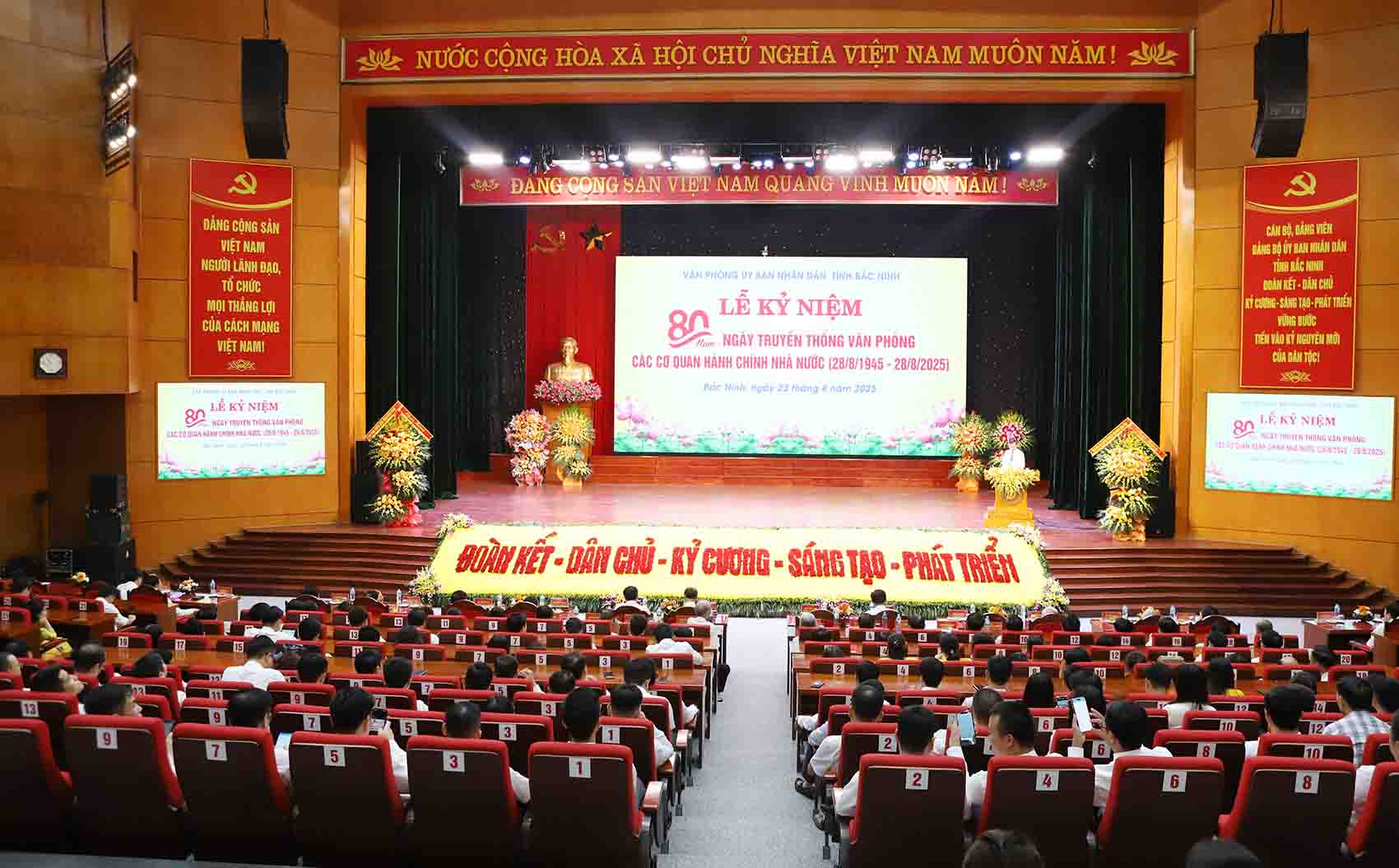 Toan canh buoi le. Anh: Nguyen Mien