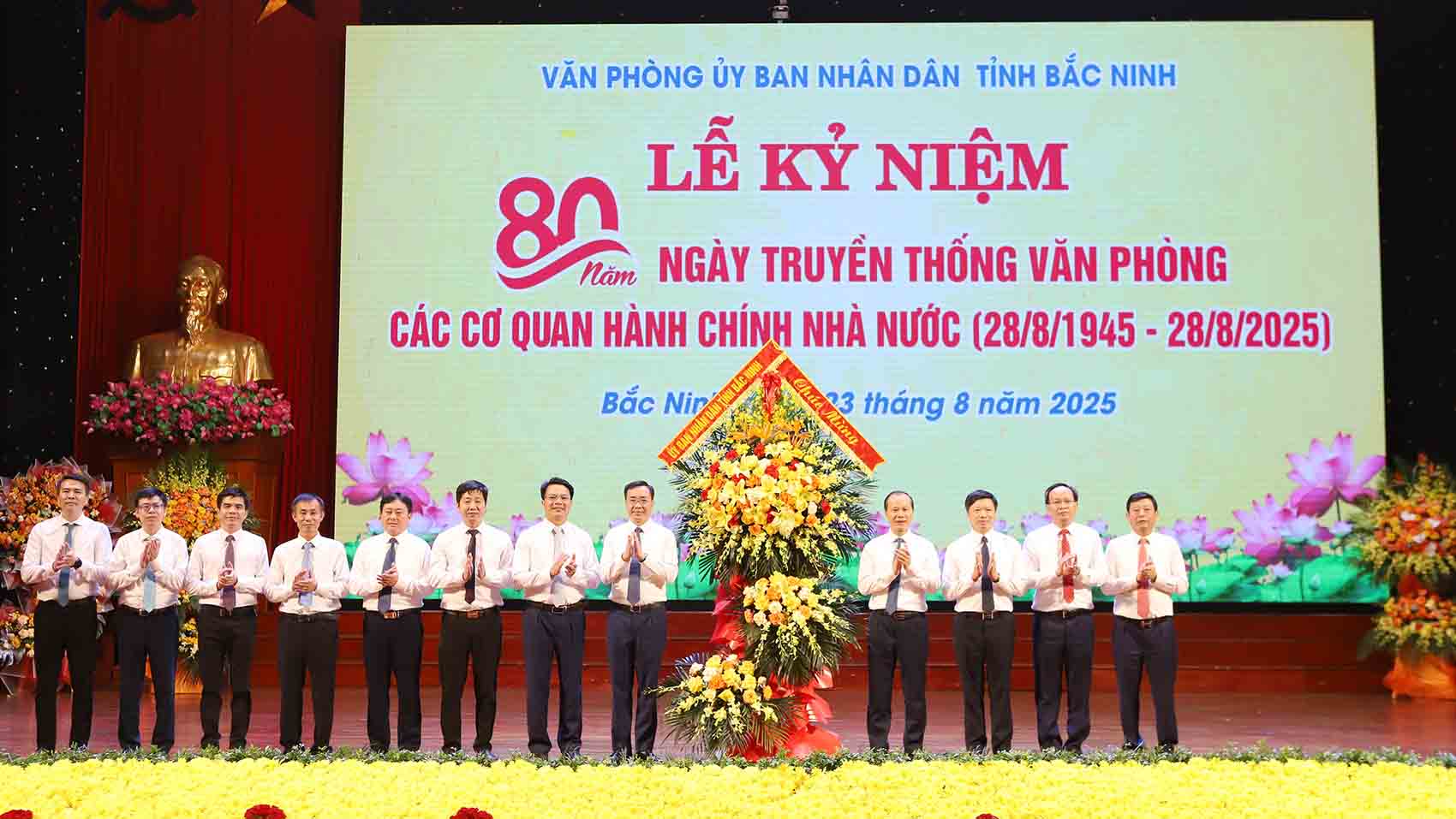 Leaders of the People's Committee of Bac Ninh province presented flowers and congratulated the Office of the People's Committee of Bac Ninh province. Photo: Nguyen Mien