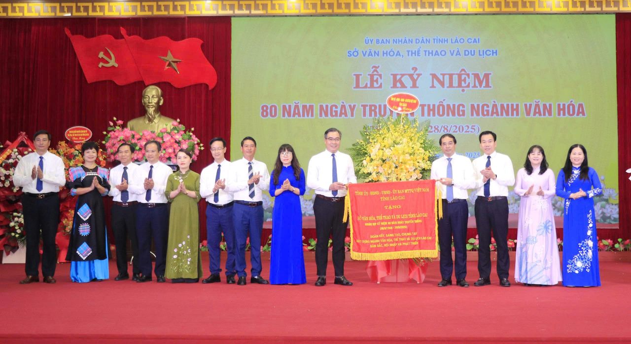 Lideres de la provincia de Lao Cai entregan flores para felicitar al sector de Cultura Deportes y Turismo. Foto: Van Duc.