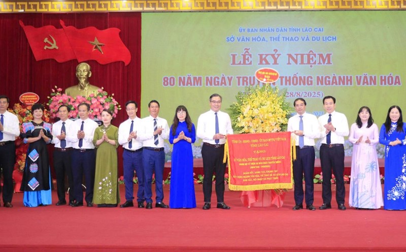 Lao Cai provincial leaders presented flowers to congratulate the Culture, Sports - Tourism sector. Photo: Van Duc.