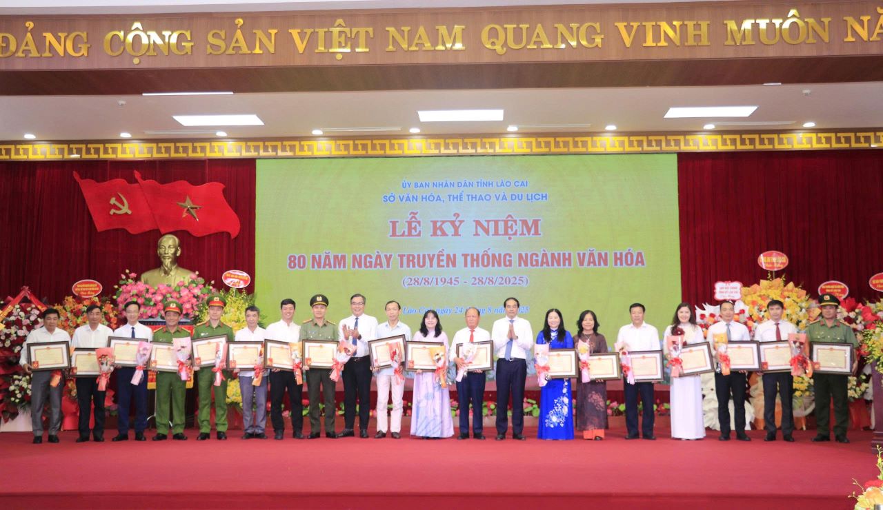 Bo Van hoa, The thao va Du lich tang Ky niem chuong vi su nghiep Van hoa, The thao va Du lich cho 90 ca nhan tinh Lao Cai co thanh tich tieu bieu trong thoi gian qua. Anh: Van Duc.
