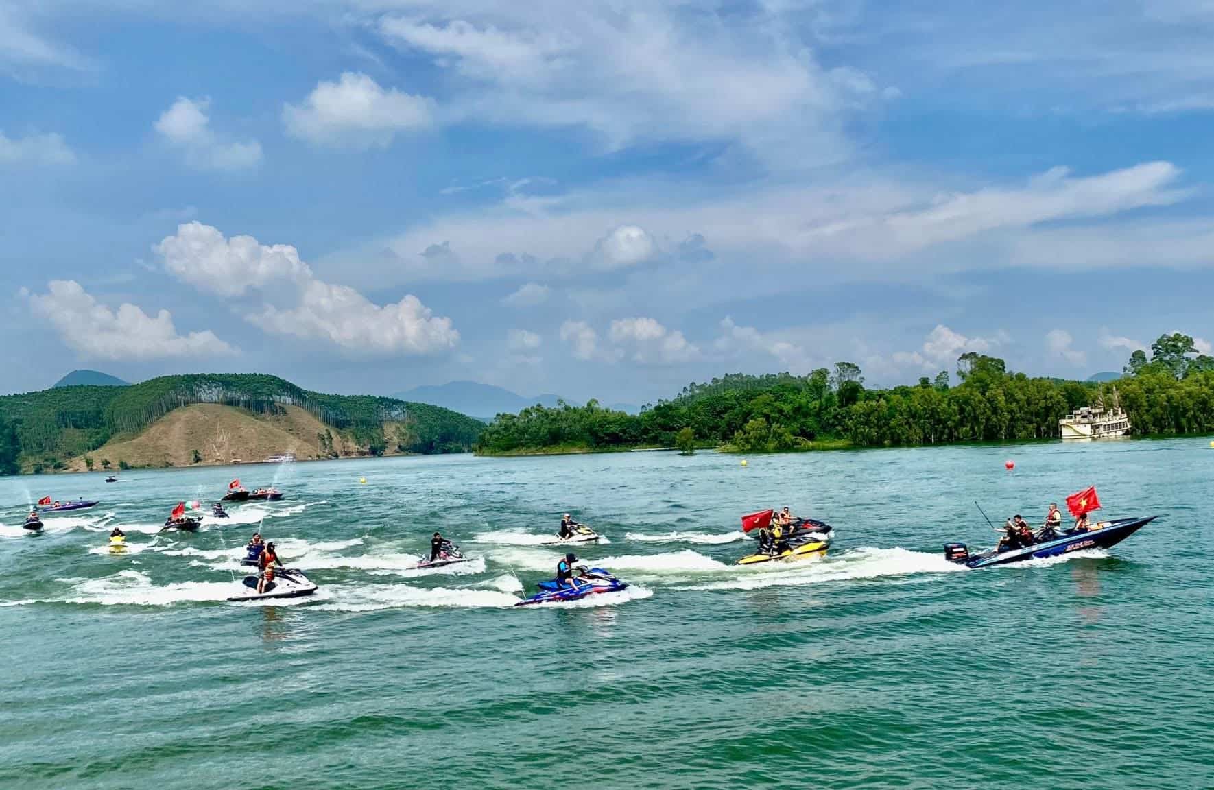Una atractiva carrera de dragon en el lago Thac Ba. Foto: Van Duc.