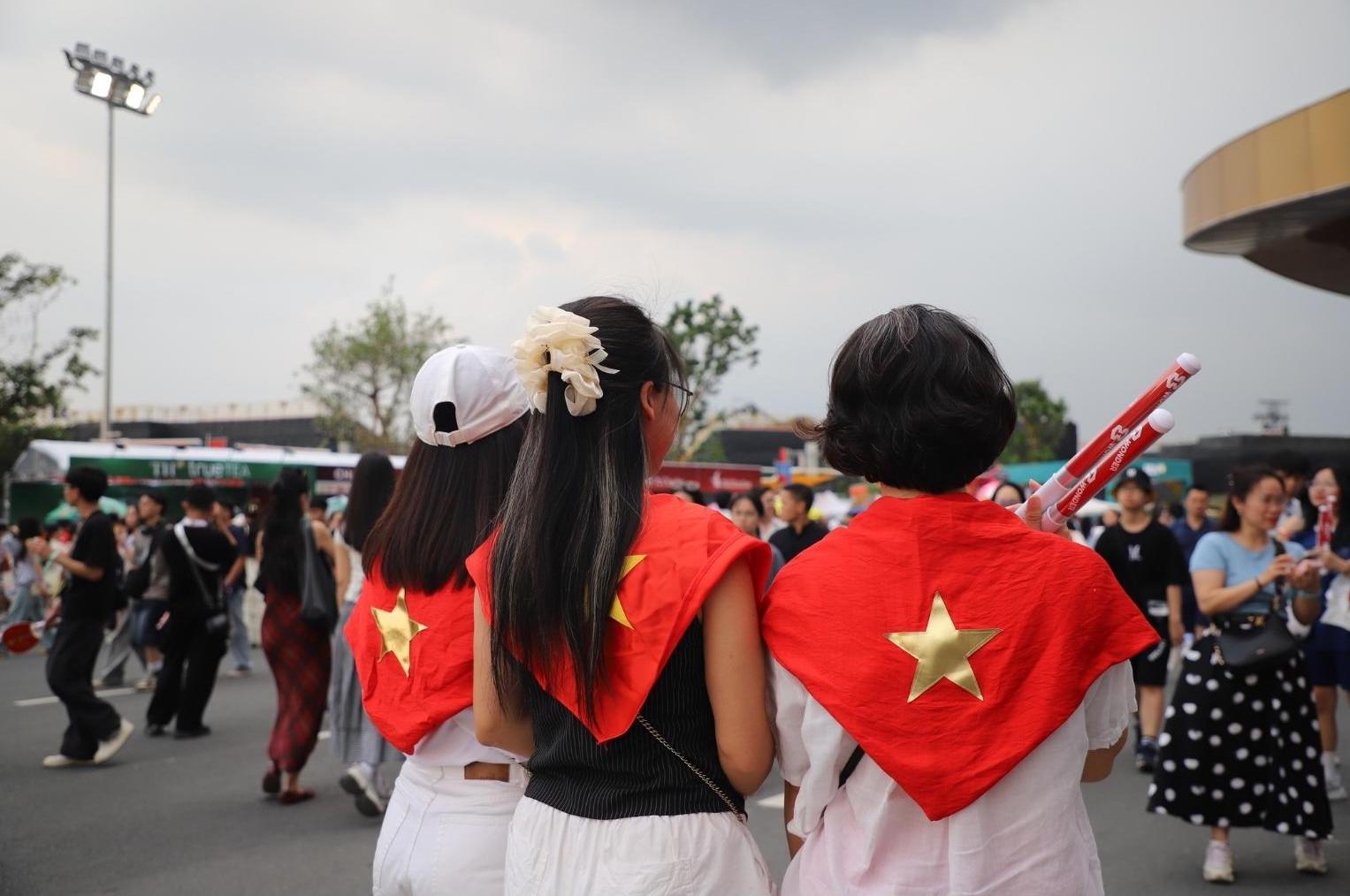 Chi Hong Anh (toc ngan) cung ban be mong cho den khi Dai nhac hoi bat dau. Anh: Phuong Anh