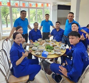 2025년 노동조합 식사와 함께하는 국립 조폐창 노동자. 사진: Thu Thuy