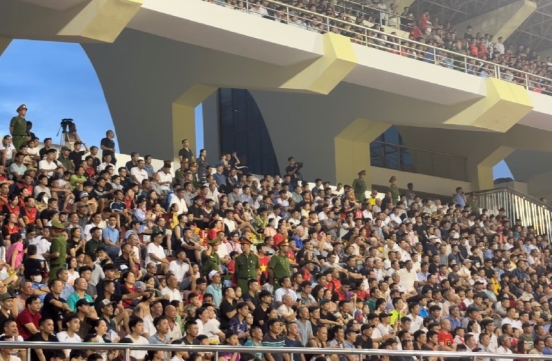 Ninh Binh Stadium is filled with spectators at V.League