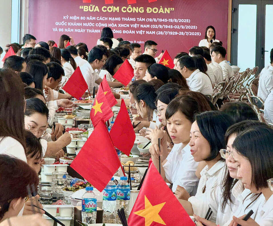 조합원 및 노동자를 위한 노동조합 식사 Agribank 본사. 사진: Manh Khai