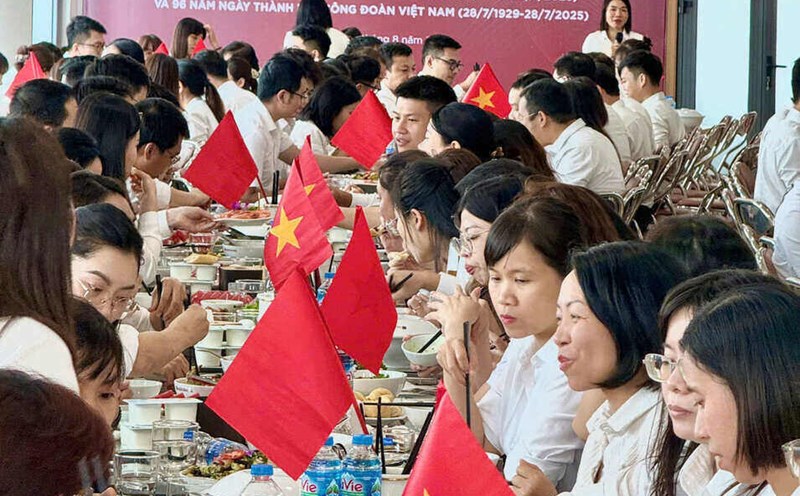 Union Meal for union members and employees of Agribank Headquarters. Photo: Manh Khai