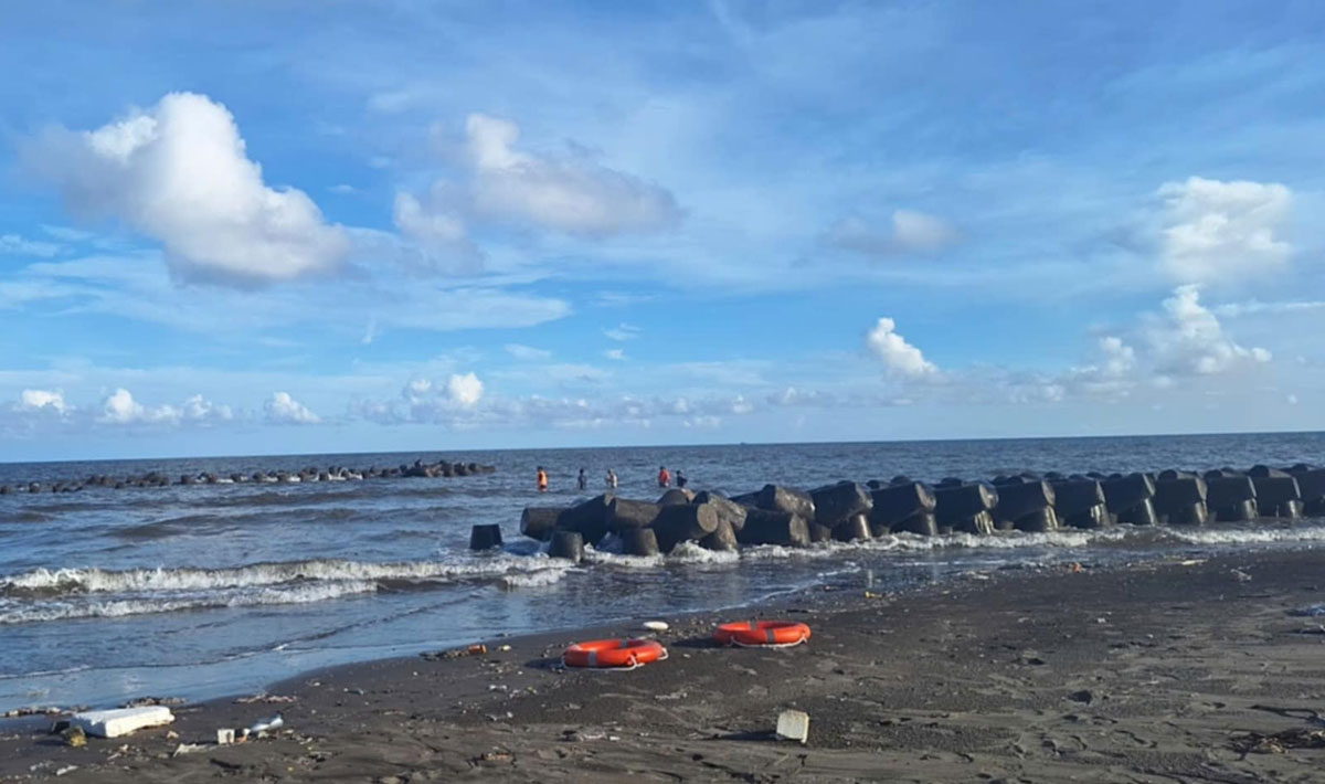 닌빈성 하이띠엔 마을의 학생 3명이 함께 해수욕을 하다가 학생 1명이 사망하고 1명이 실종되었습니다. 사진: 주민 제공