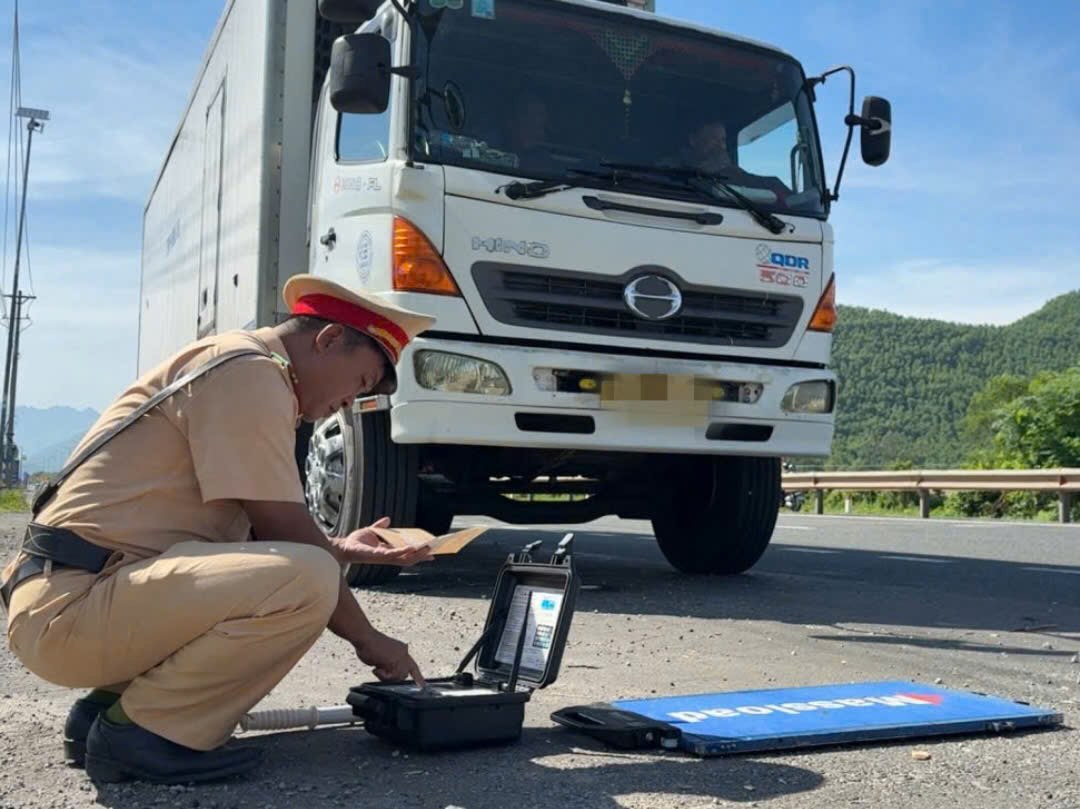Hue Traffic Police inspected to detect violating vehicles. Photo: Tran Hong.