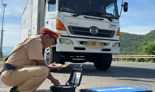 CSGT Huế kiểm tra nhằm phát hiện xe vi phạm. Ảnh: Trần Hồng.