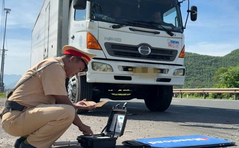 Hue Traffic Police inspected to detect violating vehicles. Photo: Tran Hong.