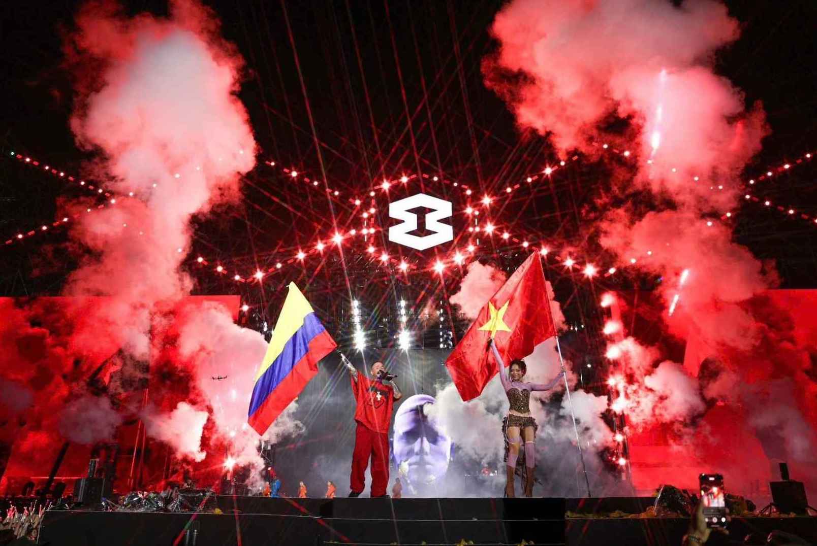 “Ong hoang Reggaeton” J Balvin trinh dien tai Dai nhac hoi 8Wonder. Anh: Ban to chuc