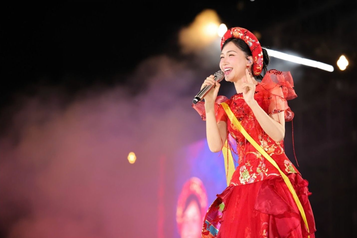 Hoa Minzy toa sang rang ro tren san khau. Anh: Ban to chuc
