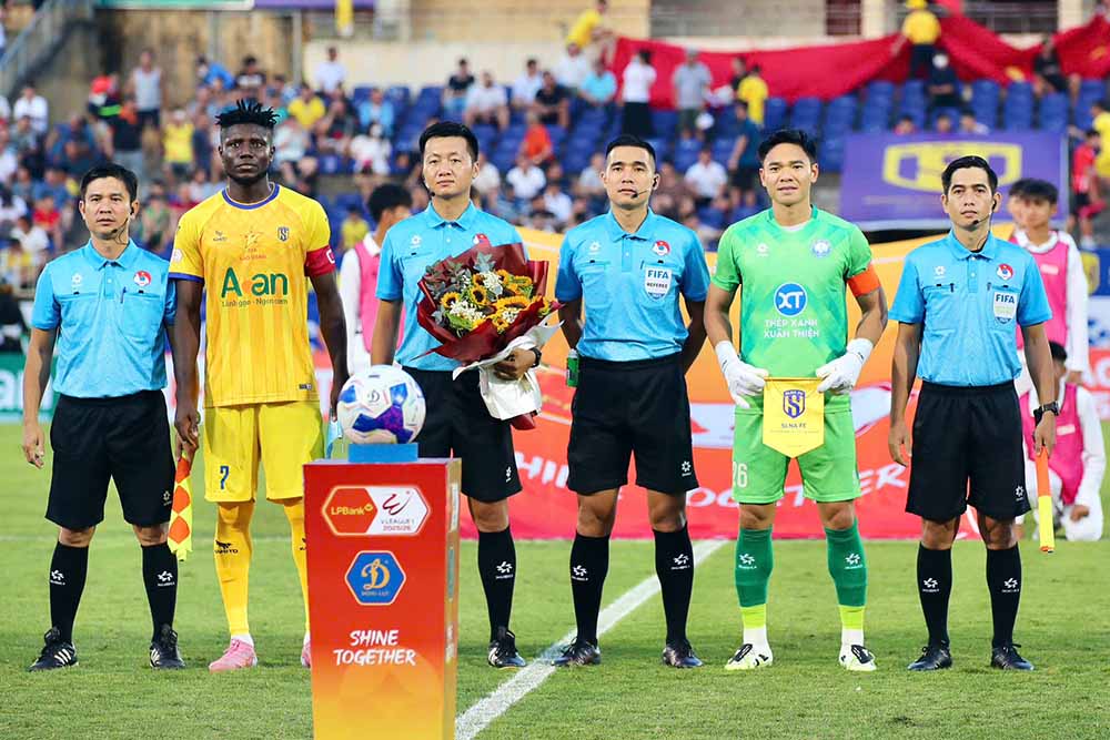 Toi 23.8, cau lac bo Thep Xanh Nam Dinh co chuyen lam khach den san cua Song Lam Nghe An (ao vang) o vong 2 V.League 2025-2026.