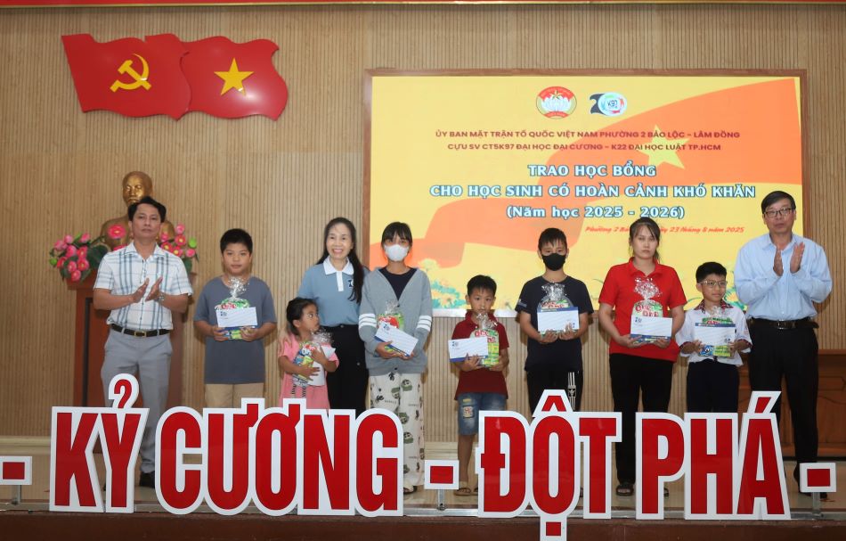 Cac em nho duoc tang qua. Anh: Lam Hong