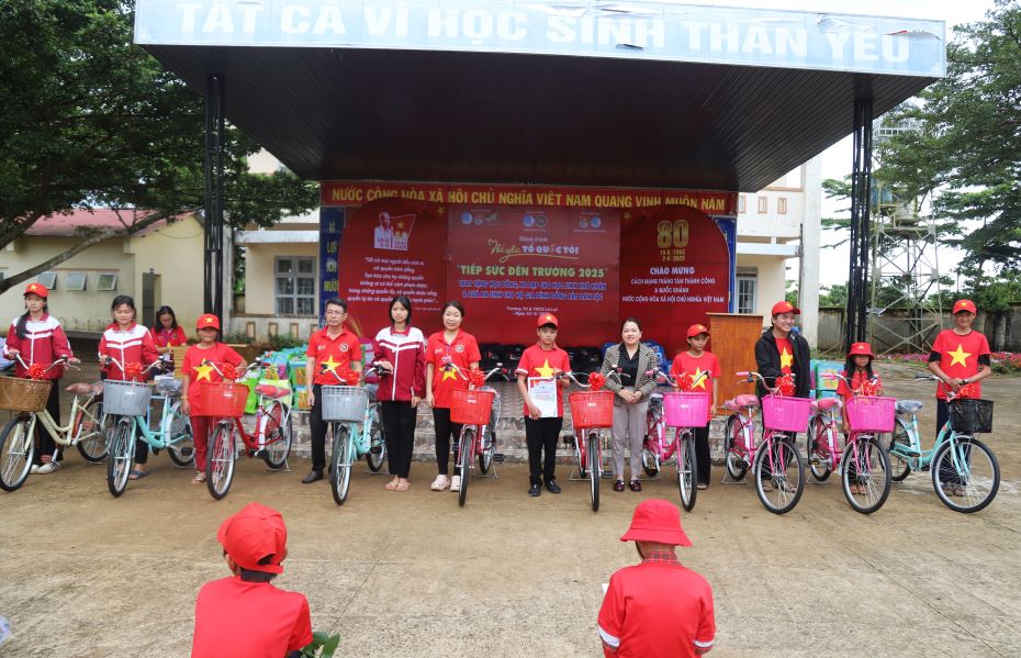 The students were given bicycles. Photo: Lam Hong