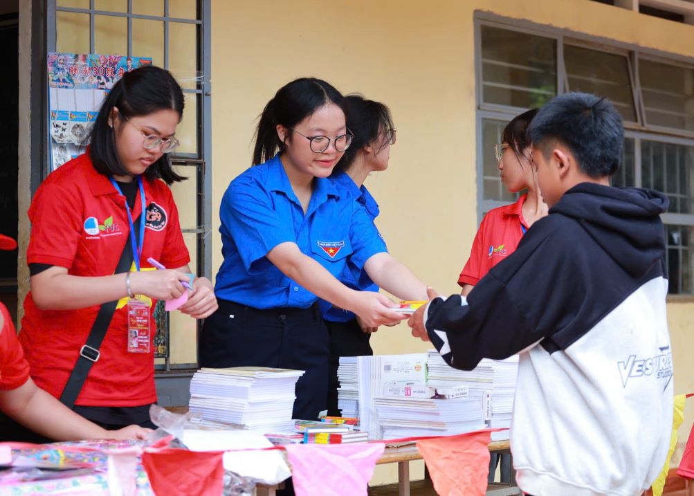 Chuong trinh da mang lai niem vui cho cac em nho. Anh: Lam Hong