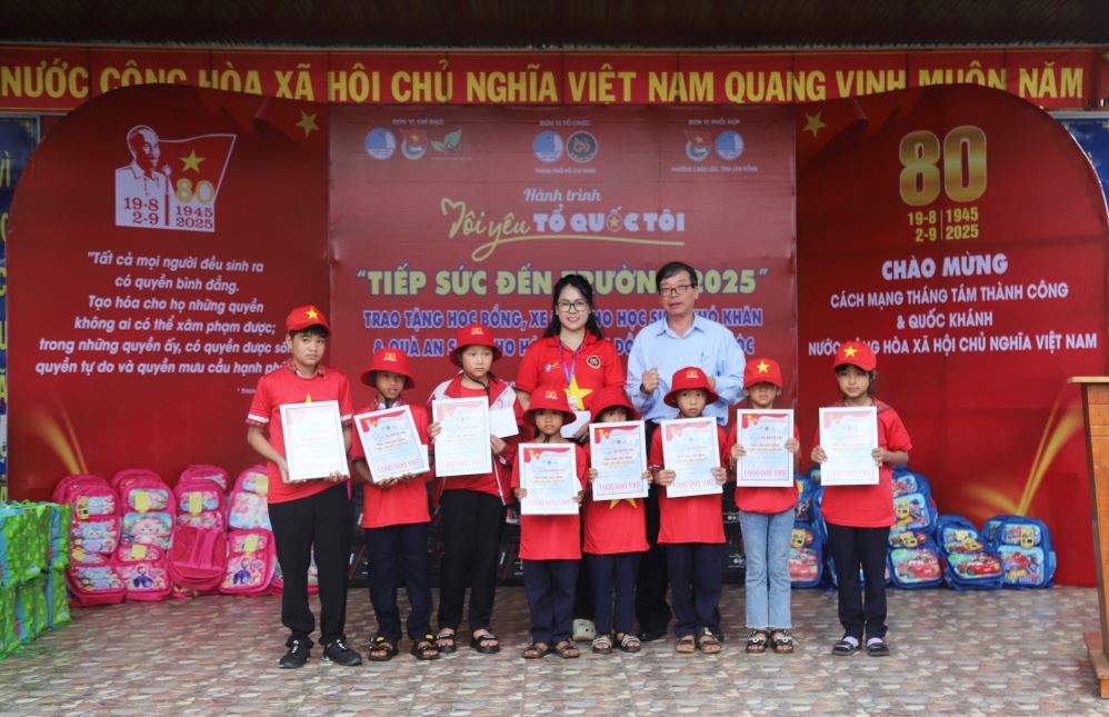 Cac em hoc sinh duoc tang hoc bong. Anh: Lam Hong
