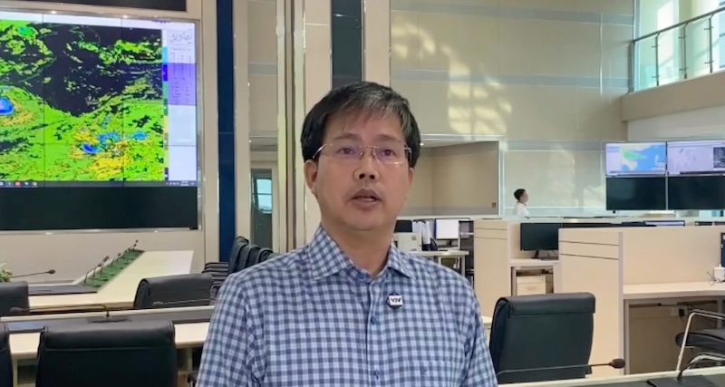 Mr. Mai Van Khiem - Director of the National Center for Hydro-Meteorological Forecasting - analyzed and assessed the intensity, level of danger and impact scenarios of this storm No. 5 in the next 24 hours. Photo: Thao Anh
