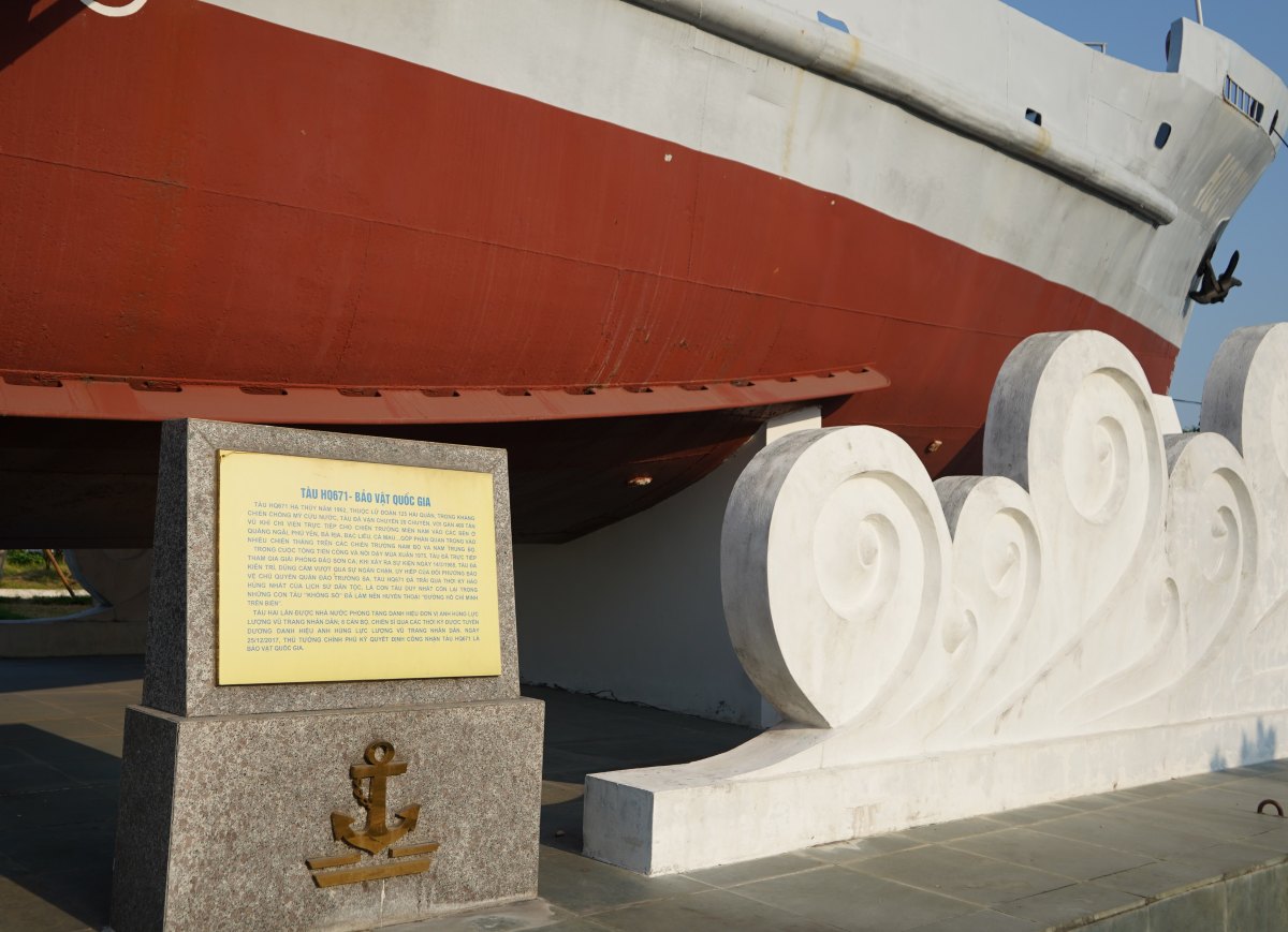 Moi nam, Bao tang Hai quan don hang nghin luot khach den tham quan, chiem nguong bao vat quoc gia Tau khong so HQ-671. Ảnh: Mai Dung