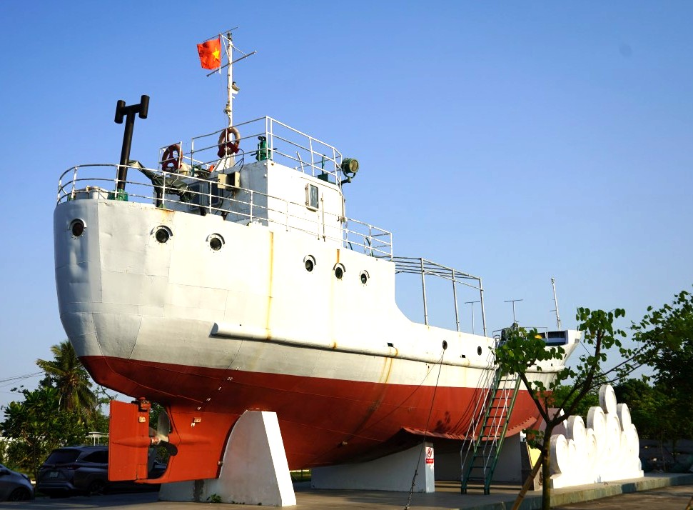 Tau van tai quan su so hieu HQ671 duoc trung bay tai khu ngoai troi Bao tang Hai quan. Ảnh: Mai Dung