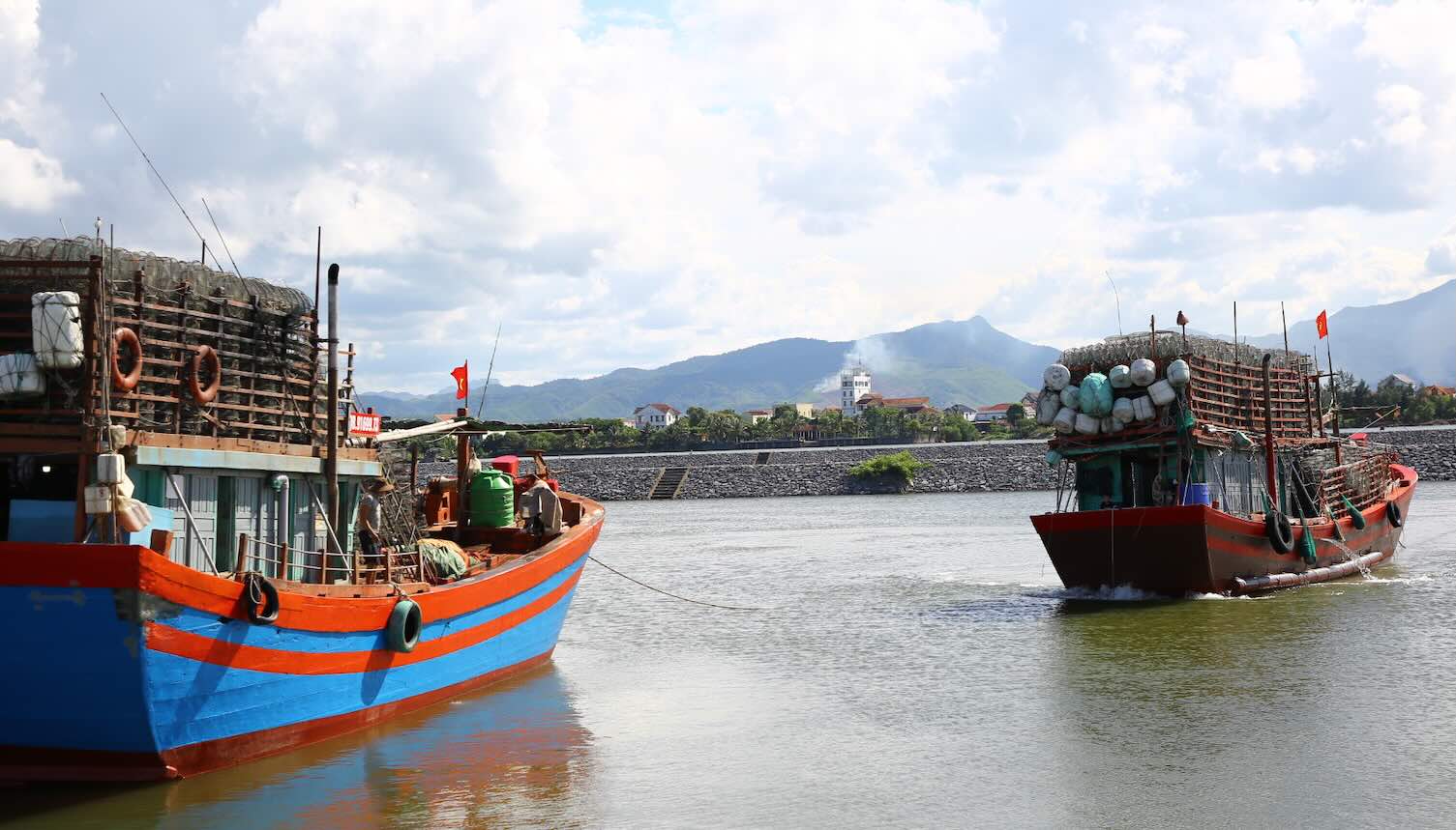Ngu dan Quang Tri chang buoc tau thuyen ung pho bao so 5. Anh: Cong Sang