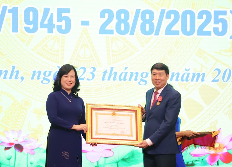 Minister Dao Hong Lan presented the Third Class Labor Medal to comrade Doan Huu Thien. Photo: Ministry of Health