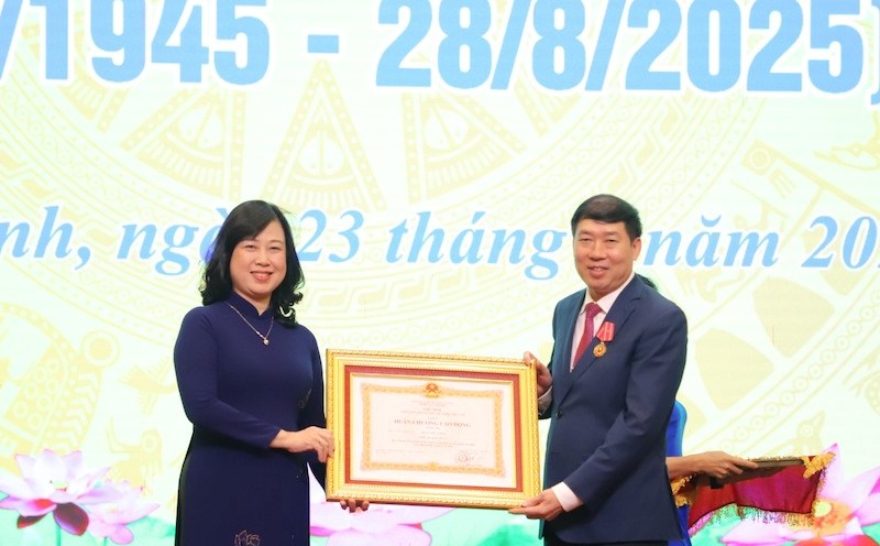 Minister Dao Hong Lan presented the Third Class Labor Medal to comrade Doan Huu Thien. Photo: Ministry of Health