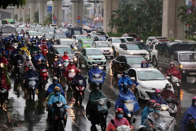 Du bao thoi tiet hom nay 24.8, bao so 5 gay mua dong du doi tu dem nay. Anh: Huu Chanh