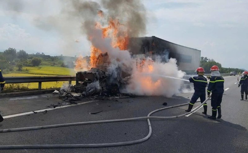 Tractor trailer fire on Da Nang - Quang Ngai highway, rescued 20 tons of goods. Photo: Da Nang City Police