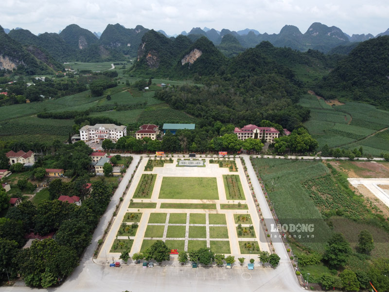 Quang truong vuong vuc vua duoc xay dung thay vi de khong nhu truoc kia. Anh: Tan Van