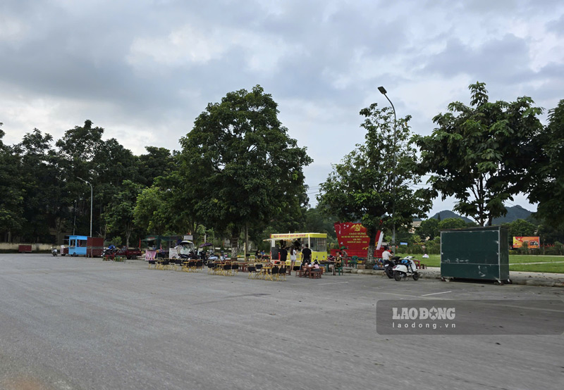 Nguoi dan vui choi va buon ban dich vu tai khu vuc quang truong. Anh: Tan Van